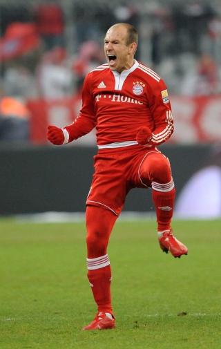 SEIERSOMPA: Arjen Robben feirer med en aldri s� liten dans etter � ha sikret Bayern M�nchen seieren. Foto: EPA