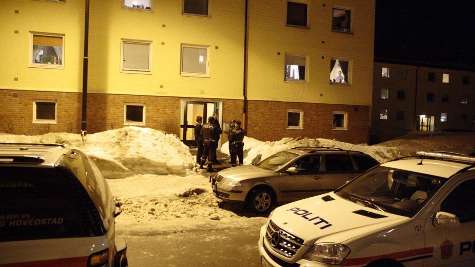  STORUTRYKNING:  Store politistyrker, blant annet fra beredskapstroppen, rykket ut til blokka p� Lambertseter, der det oppsto en alvorlig truselsituasjon. Mannen ble skutt i foten av politiet.FOTO: TRULS GRANDE/FIRSTFOTO.