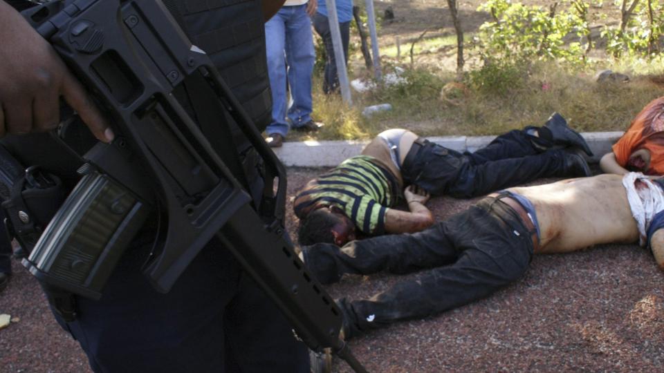  LIGNET KRIGSSONE:  Lik l� str�dd i den mexicanske feriebyen Acapulco l�rdag morgen etter et nytt brutalt narkooppgj�r. Fem politijenestemenn var blant de 13 drepte. FOTO: EPA/SCANPIX.