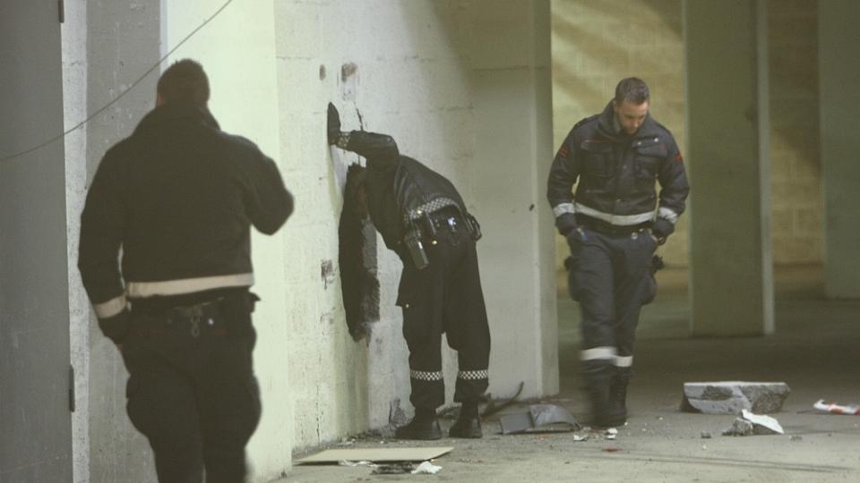 KJ�RTE IGJENNOM VEGGEN: Igjennom et hull p� cirka en meter klatret tyvene inn i datalageret. Her tok de med seg PC-utstyr for omlag 150 000 kroner. Foto: Svein Gustav Wilhelmsen