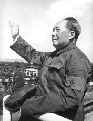 DYRKER IKKE MAO:- Vi reiser ikke dit fordi vi dyrker lederne der. Vi kommer ogs� til � snakke om brudd p� menneskerettighetene, sier Raymond Johansen. Foto: SCANPIX