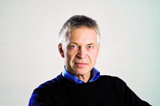SJUSKE MED LYKKA: F� kan selge d�rlig nytt s� godt som han. F� kan med st�rre troverdighet overbevise oss om at vi egentlig har det ganske bra og at andre har det verre enn oss. Ergo b�r vi ikke v�re s� kravstore. Vi b�r sl� av p� krava. Vi m� ikke sjuske med lykka, skriver Stein Aab�. Foto: EVEN BAST