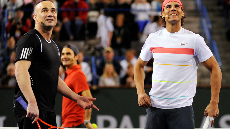 COMEBACKSEIER: Nadal, her under en veldedighetskamp med Andre Agassi, vant sin f�rste kamp siden kneskaden han p�dro seg i januar. Foto: Kevork Djansezian / AFP.