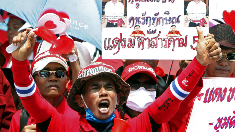 R�DSKJORTENE: De r�dkledde tilhengerne til tidligere statsminister Thaksin Shinawatra dominerer i hovedstaden. De krever at det blir skrevet ut nyvalg. Foto: REUTERS / Chaiwat Subprasom / SCANPIX