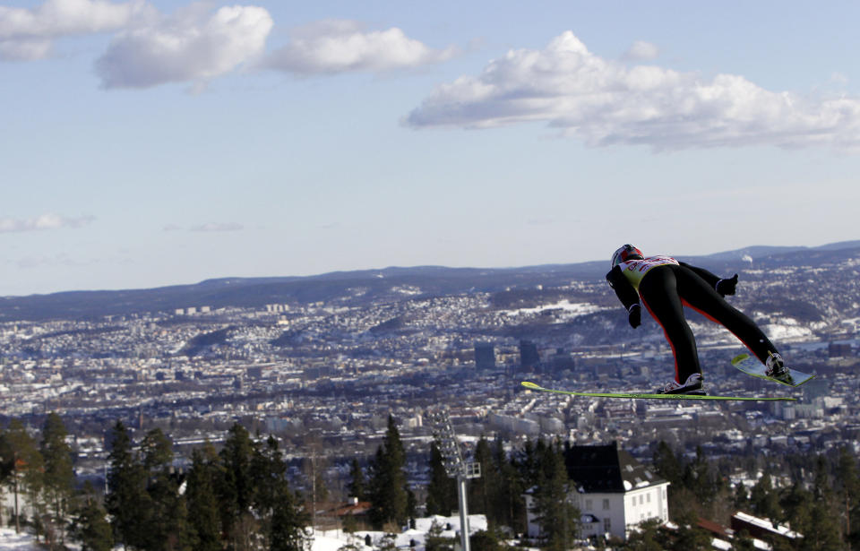 KOLLEN-KONGE: Simon Ammann tok sin tredje seier i Holmenkollen i karrieren.Foto: SCANPIX/AFP PHOTO/DANIEL SANNUM LAUTEN