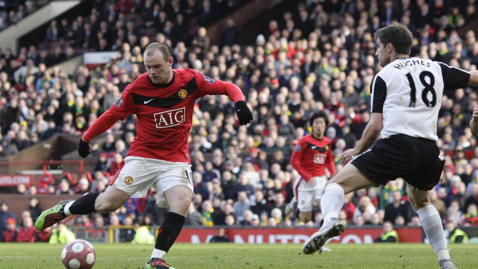 FORTSATTE M�LRUSHET: Wayne Rooney scoret ligam�l nummer 24 og 25 mot Fulham. Foto: Jon Super / AP.