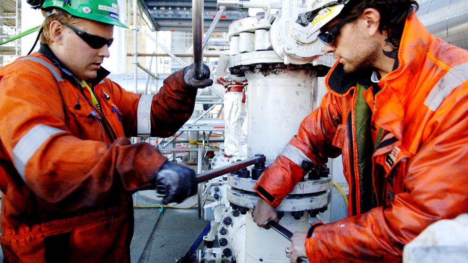 UTSATT GASS-AVGIFT: Norske milj�vernere regagerer sterkt p� at regjeringen nok en gang har utsatt innf�ringen av avgift p� gass. De mener det er en klar forskjellsbehandling fra �verste politiske hold. Her bilde fra landanlegget p� Nyhamna i Aukra kommune, hvor gass fra Ormen Lange fraktes. Foto: HELGE HANSEN