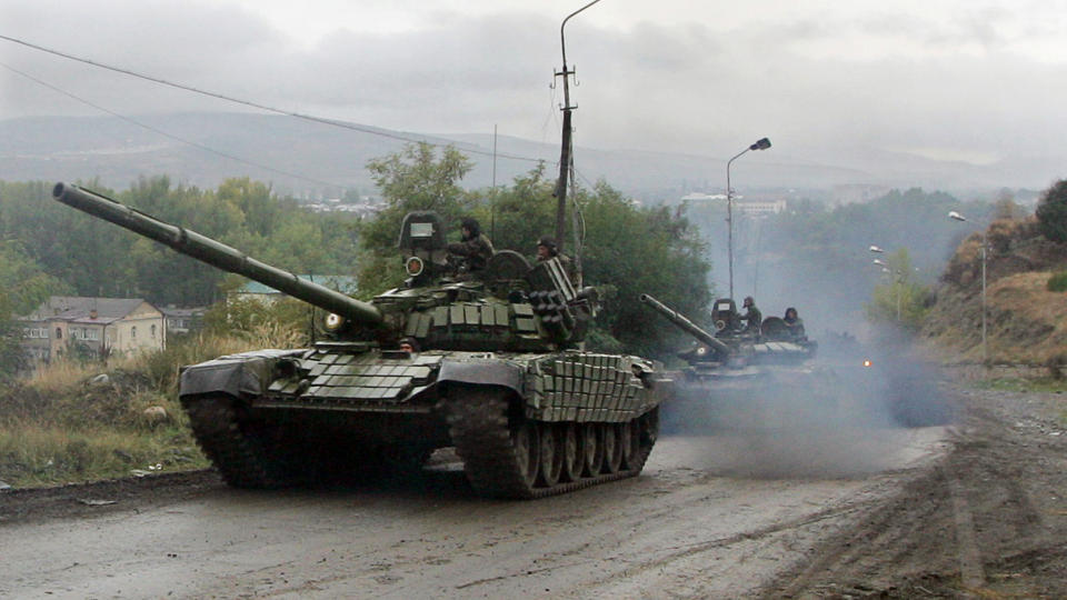MELDTE OM RUSSISKE TANKS I HOVEDSTADEN: TV-nyhetene skapte panikk i Georgia. Her er en russisk tanks avbildet september 2008 n�r landsbyen Karaleti, som ligger i den russisk-kontrollerte buffersonen bare fem kilometer fra Gori. Foto: AFP PHOTO / KAZBEK BASAYEV / SCANPIX