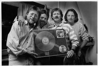 21 �R SIDEN: Debutplata �Gitarkameratene� fra 1989 skaffet supergruppa gullplate. Foto: Bj�rn Inge Karlsen