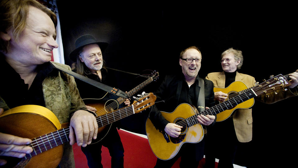 GJENFORENES: Onsdag er det klart for den f�rste av fem konserter med Gitarkameratene: Jan Eggum (f.v.), Lillebj�rn Nilsen, Halvdan Sivertsen og �ystein Sunde. Foto: John Terje Pedersen