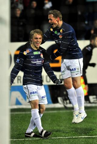 KLASSESCORING: Fredrik Nordkvelle (t.v.) avgjorde kampen til Str�msgodsets fordel med en soloprestasjon av h�y klasse.Foto: Robert Christensen/Digitalsport