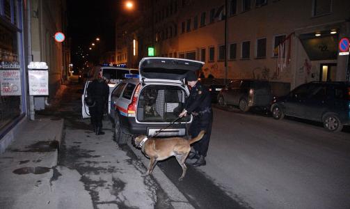 JAKTER GJERNINGSMANN: Politiet jakter en gjerningsmannen, som truet til seg diverse gjenstander med pistol. Foto: Truls Grande/FirstFoto