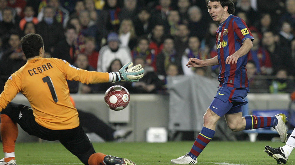 MESSI-MAGI: Her fullf�rer Lionel Messi et magisk hattrick mot Valencia.Foto: SCANPIX / AFP PHOTO / JOSEP LAGO