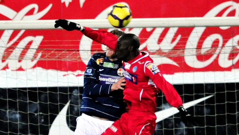 MISSET TRE STORE: Her blir Mame Cheikh Niang godt passet p� av en Str�msgodset-forsvarer. Men KIL-spissen fikk ogs� tre store sjanser med god plass, men misset p� alle tre. Foto: Robert Christensen, Digitalsport