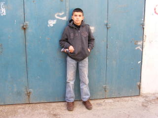  ARRESTERT:  Muhammad Dweik (12) ble vekket i sitt hjem i Silvan i �st-Jerusalem grytidlig p� morgenen, og kj�rt til politistasjonen i det russiske distriktet av byen. I bilen ble han hele tiden sparket i beina av den israelske politimannen som satt ved siden av ham, fortalte han til menneskerettighetsorganisasjonen B'Tselem. Foto: Amer Aruri, B'Tselem.