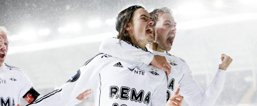 JUBELBR�L: Mikael Lustig jubler over 1-2 m�let under eliteseriekampen mellom Molde og Rosenborg p� Aker stadion s�ndag kveld.
Foto: Stian Lysberg Solum / SCANPIX