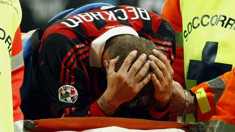 VM I SYLTYNN TR�D: David Beckham skj�nte med en gang at noe var galt da han m�tte b�res av San Siro, og frykten var ikke ubegrunnet: Akillessenen er revet av, og fotballikonet mister etter all sannsynlighet VM i S�r-Afrika.Foto: SCANPIX/REUTERS/Alessandro Garofalo