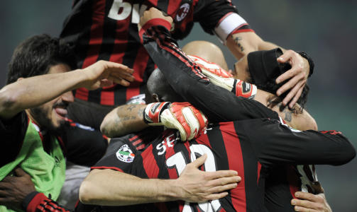 MATCHVINNER P� OVERTID: Clarence Seedorf sendte den ene halvdelen av Milano til himmels da han ble matchvinner p� overtid mot Chievo.Foto: SCANPIX/AFP PHOTO/DAMIEN MEYER