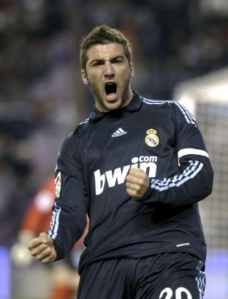IMPONERTE OGS�: Real Madrids Gonzalo Higuainfeirer etter � ha banket inn sitt tredje m�l for kvelden. Foto: EPA/RICARDO SUAREZ