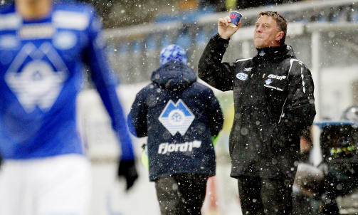 - RBK ER KYNISKE:
Moldes trener Kjell Jonevret klarte ikke unng� � ergre seg over at RBK igjen trakk det lengste str�et i klassikeren mellom Molde og RBK.
Foto: Stian Lysberg Solum / SCANPIX