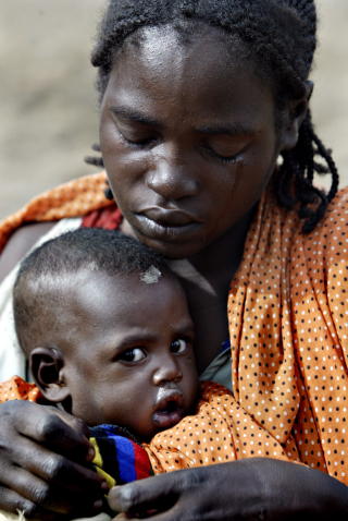 ENDEL�S KONFLIKT: Darfur-konflikten har p�g�tt i �rtier. Her pr�ver Noura Silaman (21) � ta seg av sin foreldrel�se niese Intesar Iesa Eltaher (9 mnd.). 
Foto: Tore Bergsaker/Dagbladet