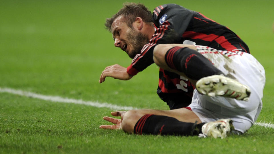SMERTE OG T�RER: AC Milans David Beckham kjente med en gang at det var noe galt da det rykket til i h�lsenen i g�r kveld.Foto: SCANPIX/AFP/DAMIEN MEYER