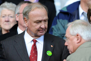 SELGER 40 PROSENT? Tom Hicks og George Gillett har f�tt inn et bud p� omlag 900 millioner for under halve Liverpool. USA-duoen �nsker seg mer. Foto: AFP/PAUL ELLIS