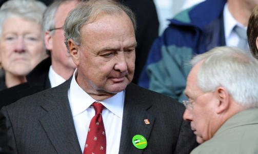 VIL HA MER: Tom Hicks (t.v) og George Gillett skal v�re lite lystne p� gi fra seg kontrollen over Liverpool. Foto: AFP/PAUL ELLIS