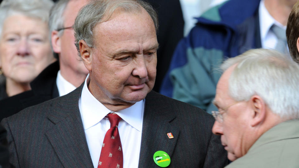P� VEI UT: Mye tyder p� at Royal Bank of Scotland (RBS) kommer til � tvinge Tom Hicks (tv) og George Gillett til et salg av Liverpool n�r gjelden den amerikanske duoen har til banken skal gj�res opp 6. oktober.Foto: SCANPIX/AFP PHOTO/PAUL ELLIS