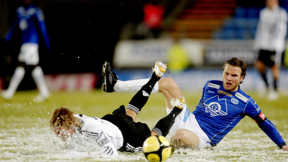 BARE NESTEN: RBKs Per Ciljan Skjelbred blir taklet av Moldes Daniel Berg Hestad under eliteseriekampen mellom Molde og Rosenborg p� Aker stadion stadion i g�r kveld. Men Skjelbred og RBK reiste seg fra sn�en og tok alle poengene.
Foto: Stian Lysberg Solum / SCANPIX