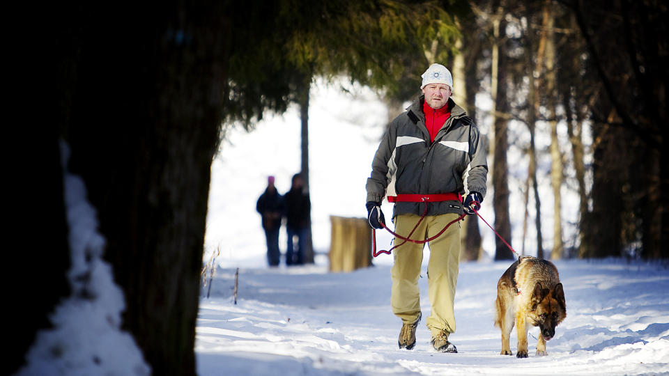 UT I MARKA: N� tar hjerteflimmeropererte Hans Eirik Olav (53) i Oslo seg tid til lunsj og tur med hunden midt p� dagen. Etter mange �r med stress pr�ver han � ta det litt mer med ro. Foto: Jon Terje Hellgren Hansen