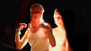 P� LET ETTER EN TANTRISK OMGANG: Sidharta (bak) snakker om � finne sin gudinne. Men han lykkes ikke helt. Her p� workshop med en av de kvinnelige deltakerne p� festivalen. Foto: PRODUSENTEN/EURODOK
