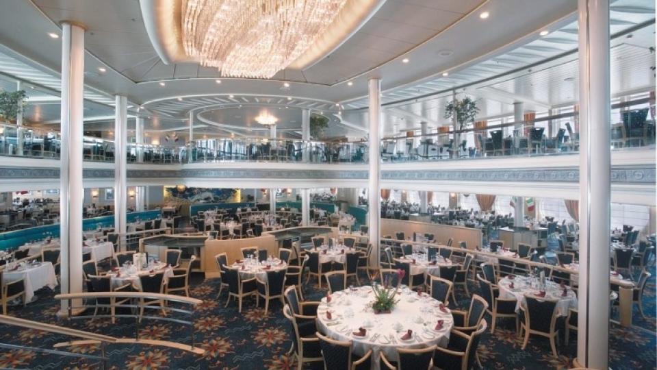 RENGJ�RES: Matsalen p� Vision of the Seas (bildet) skal atter rengj�res og desinfiseres for � ta knekken p� smittekilden som de siste ukene har plaget hundrevis av passasjerer. Foto: RCCL