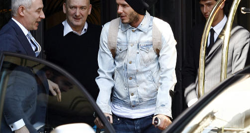 TIL FINLAND: Beckham med faren Edward (nummer to fra venstre) p� vei ut av hotellet i Milano, p� vei til operasjon i Finland i dag.Foto: SCANPIX/REUTERS/Alessandro Garofalo