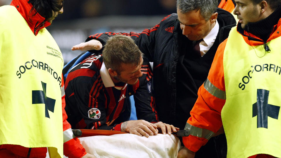R�K AKILLES: Milans leiespiller David Beckham ble b�ret av banen med en r�ket akilles i helga, og ble operert i Finland denne uka. Foto: Alessandro Garofalo, Reuters/Scanpix