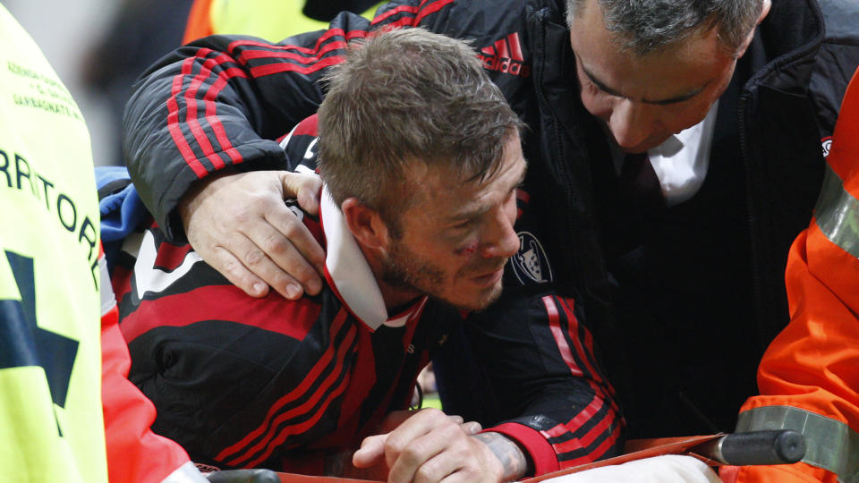 DR�MMEN KNUST: AC Milans David Beckham gr�t i garderoben da han skj�nte at VM r�k i det akillessenen r�k i kampen mot Chievo i g�r kveld.Foto: SCANPIX/AP/Antonio Calanni