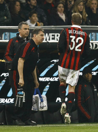 SKJ�NTE DET: Beckham rykket til da han kjente det smalt i leggen, og gikk rett mot Milan-legene. - Den er r�ket, den er r�ket, skal han ha sagt.Foto: SCANPIX/REUTERS/Alessandro Garofalo