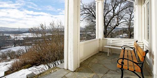 KJELLER G�RD: Her satt sannsynligvis Roald Amundsen den gang gikk p� flyskolen p� Kjeller. N� kan du ta plass p� samme benk. Foto: Inviso