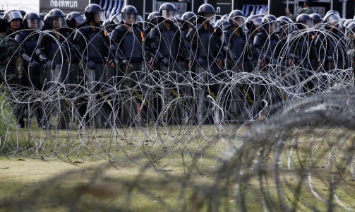 SIKKERHETSSTYRKER: Myndighetene i Thailand har satt inn 30 000 sikkerhetsstyrker for � holde ro og orden i Bangkok. Foto: REUTERS/Sukree Sukplang/SCANPIX