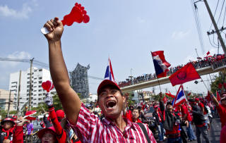 LAMMER DELER AV BANGKOK: N�rmere 100 000 demonstranter rammer deler av Bangkok. Foto: AP Photo/David Longstreath/SCANPIX