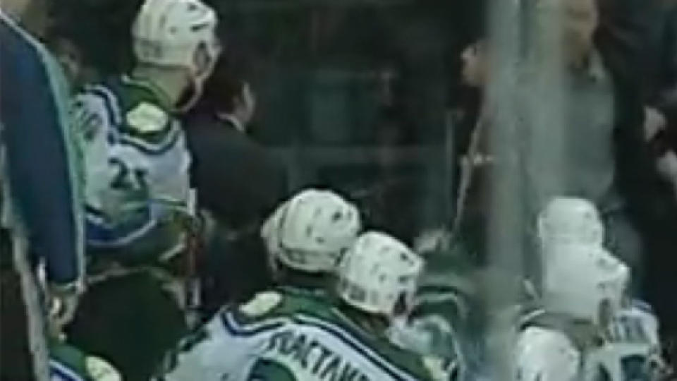 KASTET SEG OVER: Salavat-spillerne samlet seg rundt den bl�dende reservem�lvakten, mens den berusede supporteren ble tatt hand om.Foto: RUSSIA TODAY/YOUTUBE