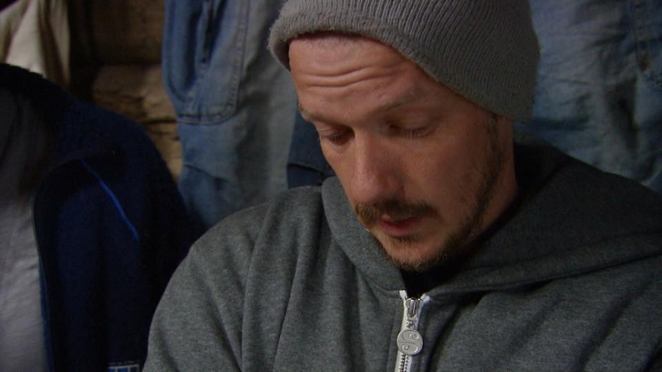 FELTE ET PAR T�RER: Den fysiske og psykiske p�kjenningen ved � v�re med p� �Farmen� ble for mye for Stian Sannerud (33). - Jeg har en hjemme som jeg er veldig, veldig glad i. Dette har v�rt mye vanskeligere enn jeg hadde forestilt meg, forklarte Stian. Foto: TV2