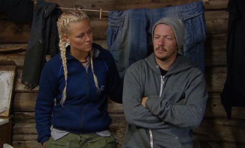 FIKK TR�ST AV KARIN: - I mine �yne er du en kjempet�ff kar uansett. Det at du sitter her og viser f�lelser gj�r deg bare enda t�ffere, tr�stet Karin. Foto: TV2