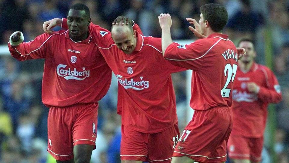 SISTE MANDAGSSEIER: Gary McAllister (i midten) feirer det avgj�rende m�let med Emile Heskey og Gregory Vignal, som kom inn som innbytter for Robbie Fowler. I bakgrunnen skimtes en 23 �r gammel Jamie Carragher. Foto: Ian Hodgson, Reuters/Scanpix