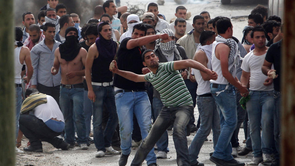 SAMMENST�T: Demonstrantene hadde marsjert fra Birzeit University, da de gikk til angrep p� israelske soldater ved kontrollposten Atara p� Vestbredden. Foto: AFP PHOTO/ABBAS MOMANI/SCANPIX