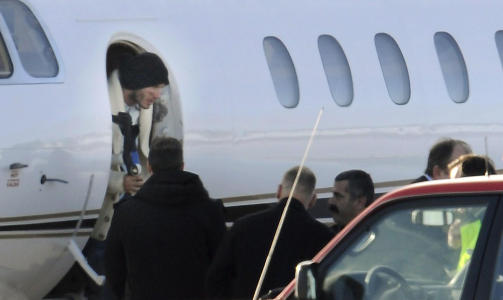 ANKOM FINLAND: Her kommer David Beckham ut av privatflyet. Foto: Heikki Saukkomaa/Lehtikuva/REUTERS