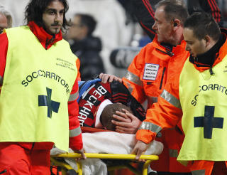 UT P� B�RE: David Beckham ble b�ret av banen s�ndag kveld. Foto: AP