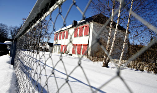 ANONYM TILV�RELSE: Bak disse persiennene p� Lierstranda kj�pes og selges det for halvannen milliard kroner. N� jakter �kokrim st�lmannen Wolfgang Schmitz' skjulte st�ler. Foto: Torbj�rn Gr�nning / Dagbladet