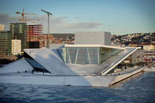 OPERAEN 2010: Det er ikke sikkert du legger merke til opera-flassingen om du avlegger operaen i Bj�rvika et bes�k. Skadene vender nemlig ut mot sj�en.  FOTO: LARS EIVIND BONES