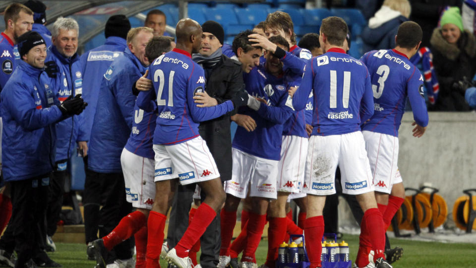 DAGENS MANN: Mohammed Abdellaoue gratuleres av V�lerengaspillerne etter 2-0-m�let mot Viking p� Ullevaal. Foto: H�kon Mosvold Larsen, Scanpix